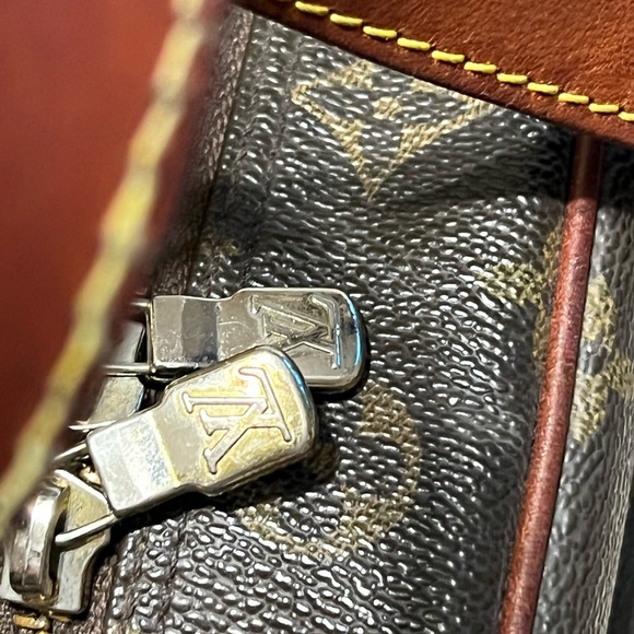 SOLD**** Authentic Louis Vuitton Excentri-Cite Handbag - Picture 4 of 16